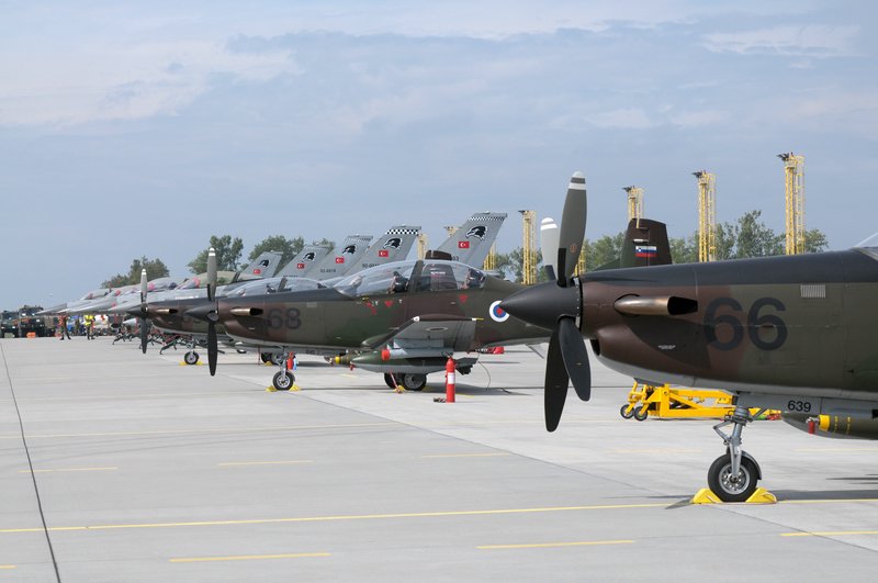 comp_RARO 13_3.jpg - The eastern flightline of 22nd Air Base Náměšt’ nad Oslavou with the participants from Turkey and Slovenia